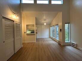 Capitol Crest in Seattle, WA - Building Photo