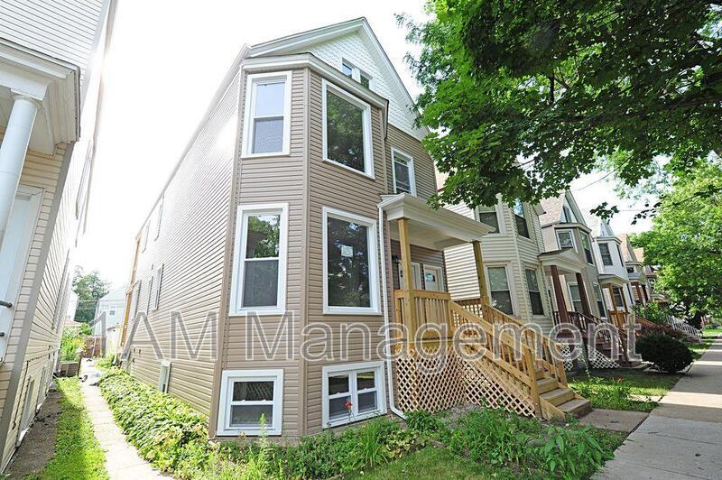 3242 N Ridgeway Ave in Chicago, IL - Building Photo