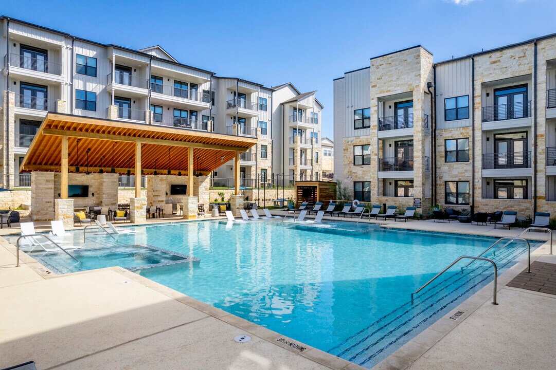 Maddox Hills in San Antonio, TX - Building Photo