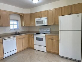 7 Dominick Ct in Lindenhurst, NY - Building Photo