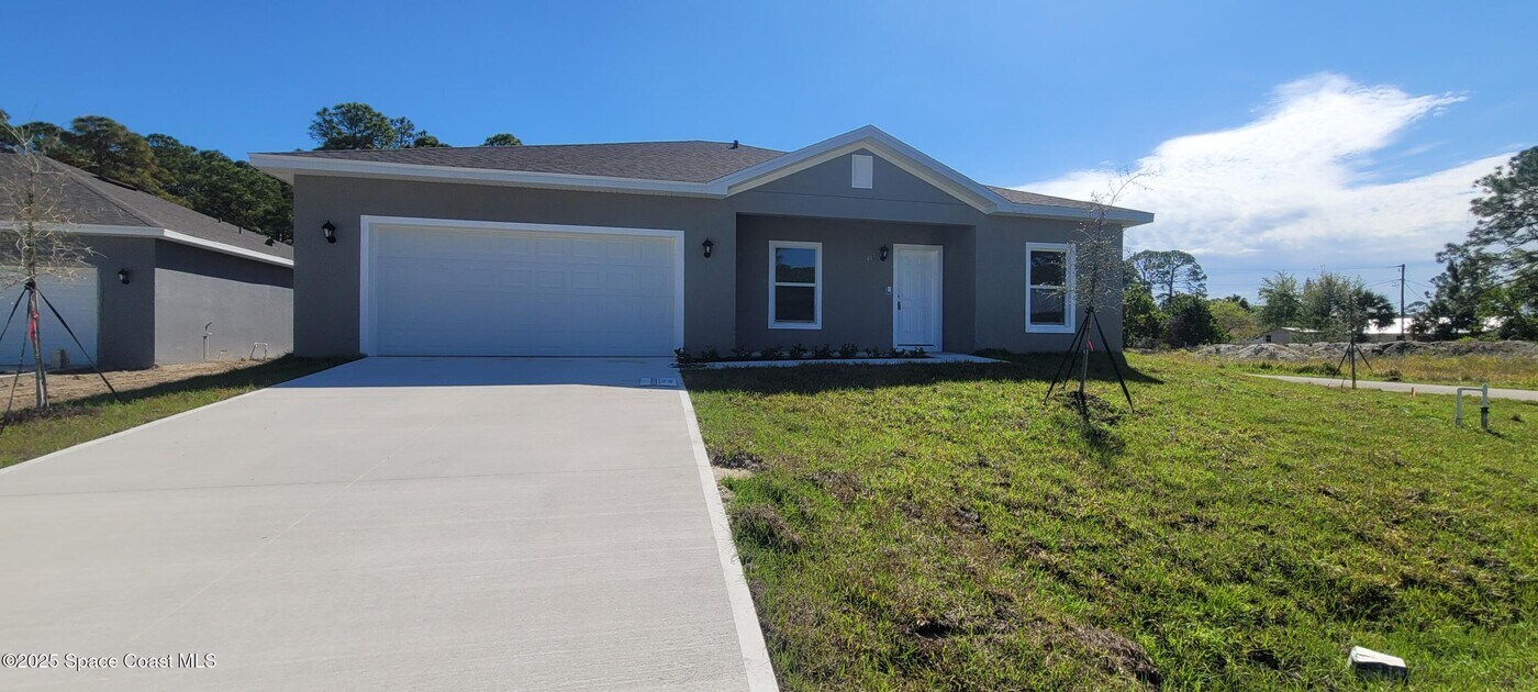 457 Wiltshire Ave SW in Palm Bay, FL - Building Photo
