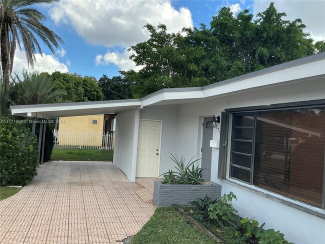 570 NE 173rd St in North Miami Beach, FL - Foto de edificio - Building Photo