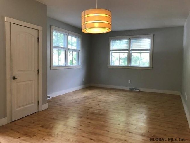 153 Grand Ave-Unit -3 in Saratoga Springs, NY - Foto de edificio - Building Photo