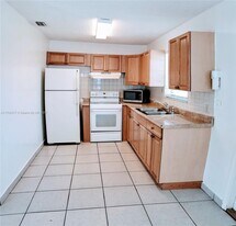 325 SE 2nd St in Hallandale Beach, FL - Building Photo