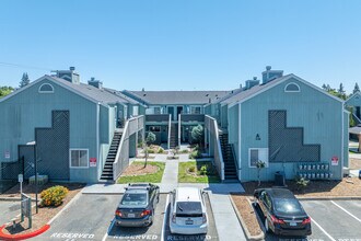 Village Pointe Apartments in Carmichael, CA - Building Photo - Building Photo