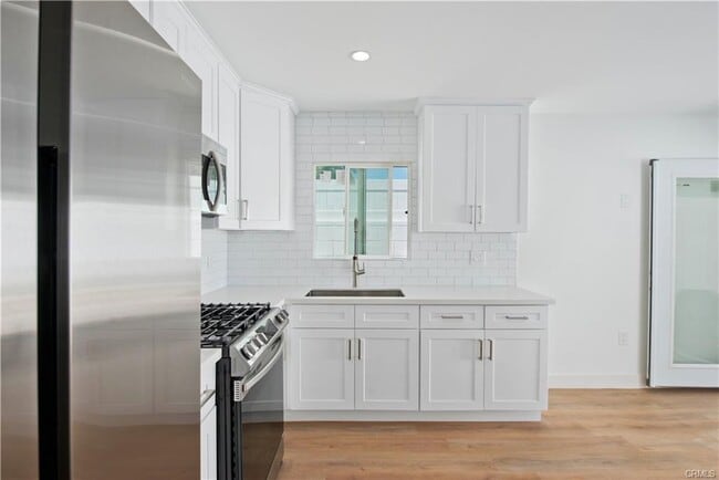 6962 Shoshone Ave in Van Nuys, CA - Foto de edificio - Building Photo
