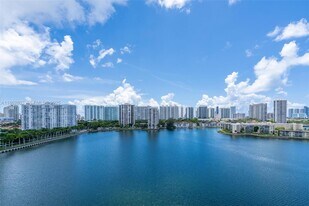 18081 Biscayne Blvd in Aventura, FL - Building Photo