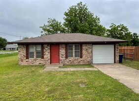 104 S 3rd St in Sanger, TX - Building Photo
