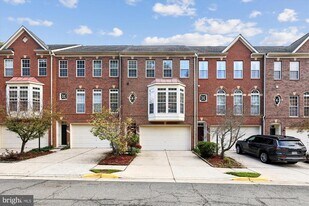 9327 Hundith Hill Ct in Lorton, VA - Building Photo