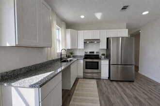 301 E 3rd St in Sweeny, TX - Building Photo - Building Photo