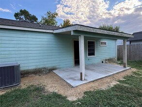 2125 Kingsdale Dr in Deer Park, TX - Building Photo - Building Photo