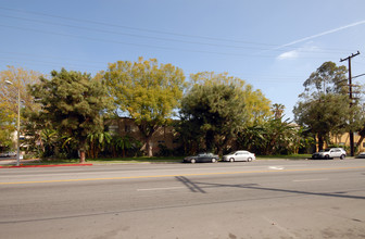 21731 Saticoy St in Canoga Park, CA - Building Photo - Building Photo