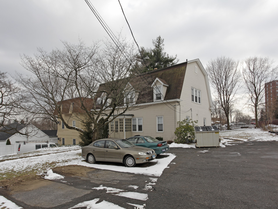 33 Holcomb Ave in Stamford, CT - Foto de edificio