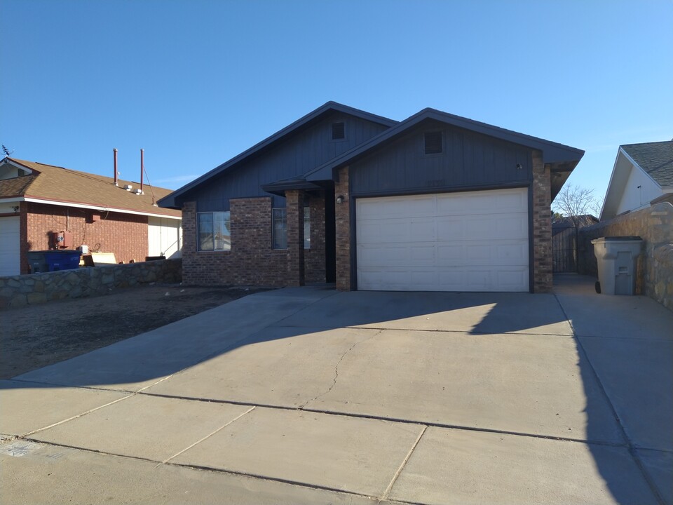 12130 Royal Woods Dr in El Paso, TX - Building Photo