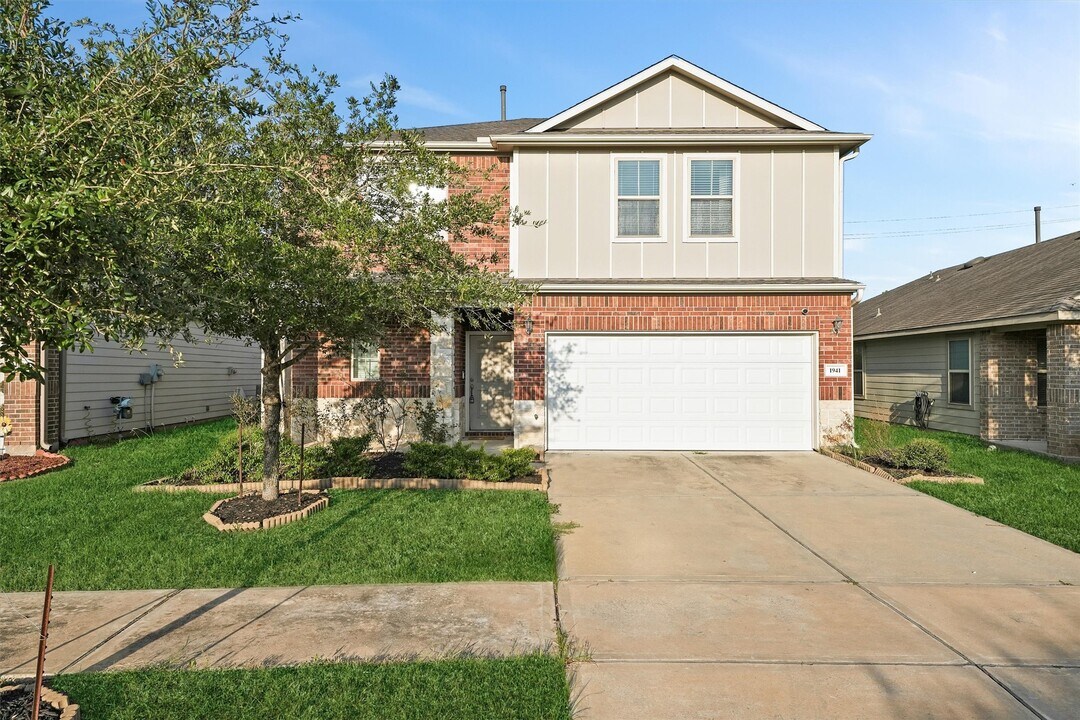 1941 Acaciawood Way in Houston, TX - Building Photo