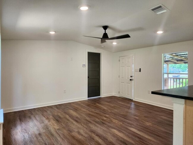 1403 W 11th St in Caldwell, TX - Building Photo - Building Photo