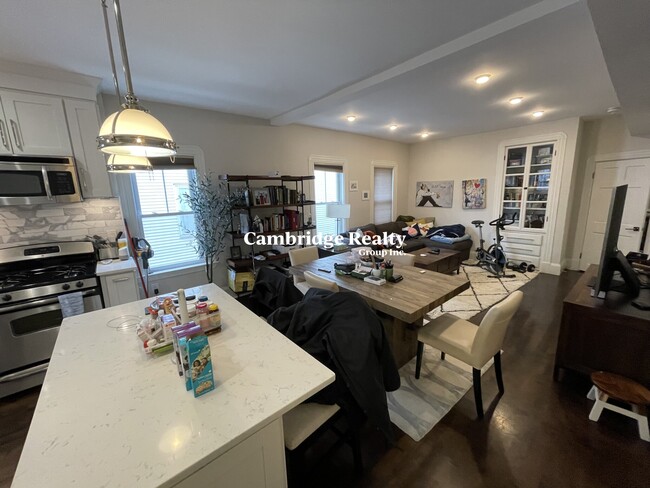 49 Bristol St, Unit 2A in East Cambridge, MA - Building Photo - Building Photo