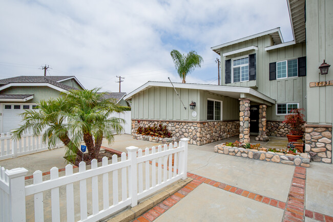 17131 Autumn Cir in Huntington Beach, CA - Foto de edificio - Building Photo