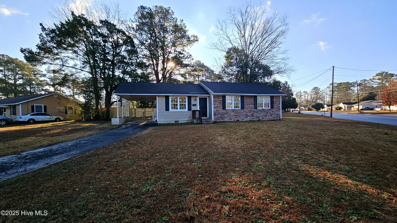 528 Henderson Dr in Jacksonville, NC - Building Photo