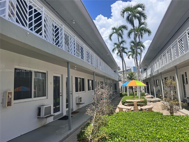 7430 Byron Ave in Miami Beach, FL - Building Photo - Building Photo