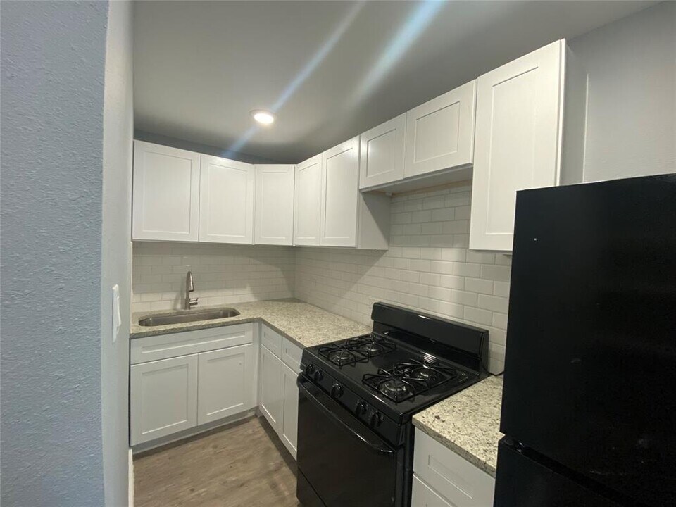 204 E Houston St, Unit C in Highlands, TX - Building Photo