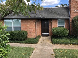 3705 W Pioneer Pkwy, Unit Apt B in Arlington, TX - Building Photo