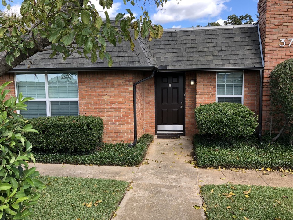 3705 W Pioneer Pkwy in Arlington, TX - Building Photo