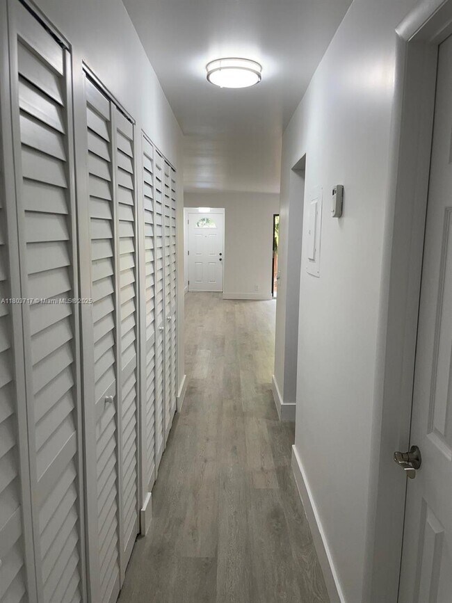 4044 Sierra Terrace in Sunrise, FL - Building Photo - Building Photo