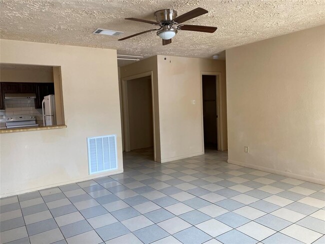 12631 Veterans Memorial Dr-Unit -B in Houston, TX - Building Photo - Building Photo