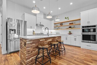 2712 Oak Springs Dr in Austin, TX - Building Photo - Building Photo