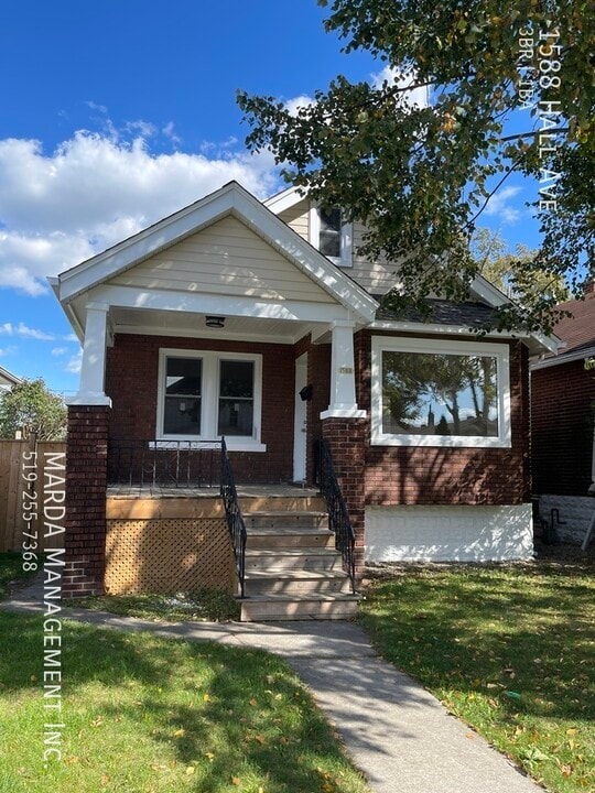 1588 Hall Ave in Windsor, ON - Building Photo