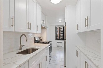 185 Hall St in Brooklyn, NY - Building Photo - Building Photo