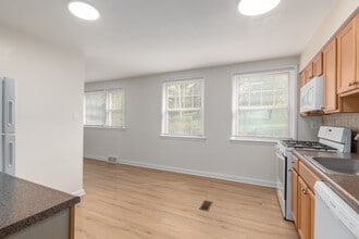 Elkins Park Gardens in Elkins Park, PA - Building Photo - Interior Photo