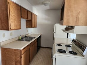 Lakeside Apartments in Jefferson City, MO - Building Photo - Interior Photo