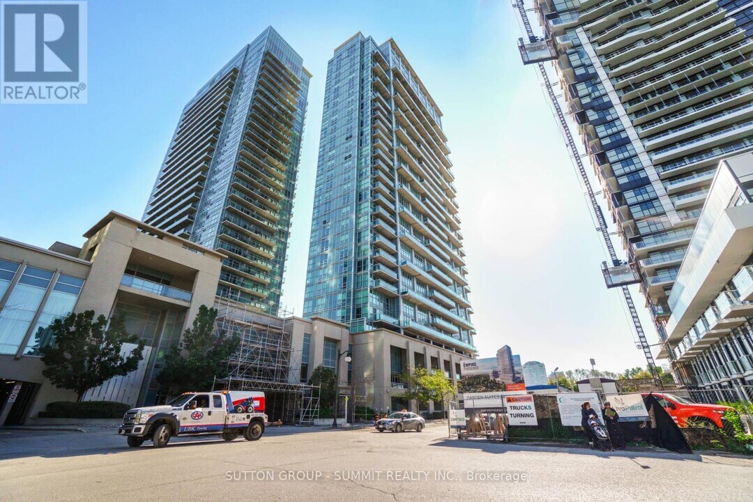 2221-165 Legion Rd N in Toronto, ON - Building Photo