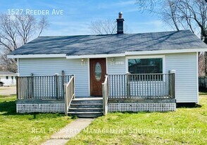 1527 Reeder Ave in Benton Harbor, MI - Building Photo