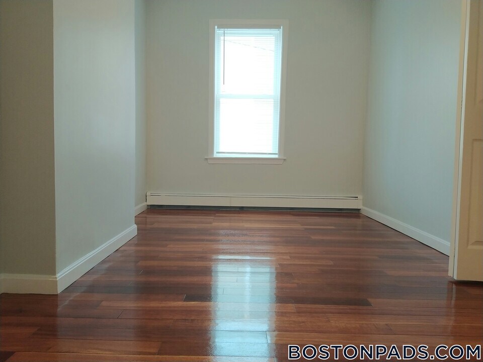 108 Boston St in Boston, MA - Building Photo