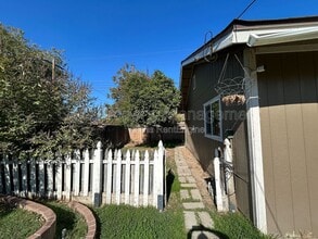 1222 W Saginaw Way in Fresno, CA - Building Photo - Building Photo