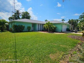 320 Yuma Dr in Satellite Beach, FL - Building Photo