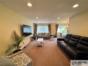 15 Jeffrey Cir in Dayton, NJ - Building Photo - Building Photo