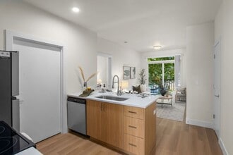 8417 SW 24th Ave in Portland, OR - Building Photo - Building Photo