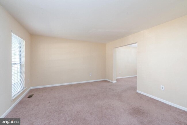 8005 Silver Fox Dr in Glen Burnie, MD - Foto de edificio - Building Photo