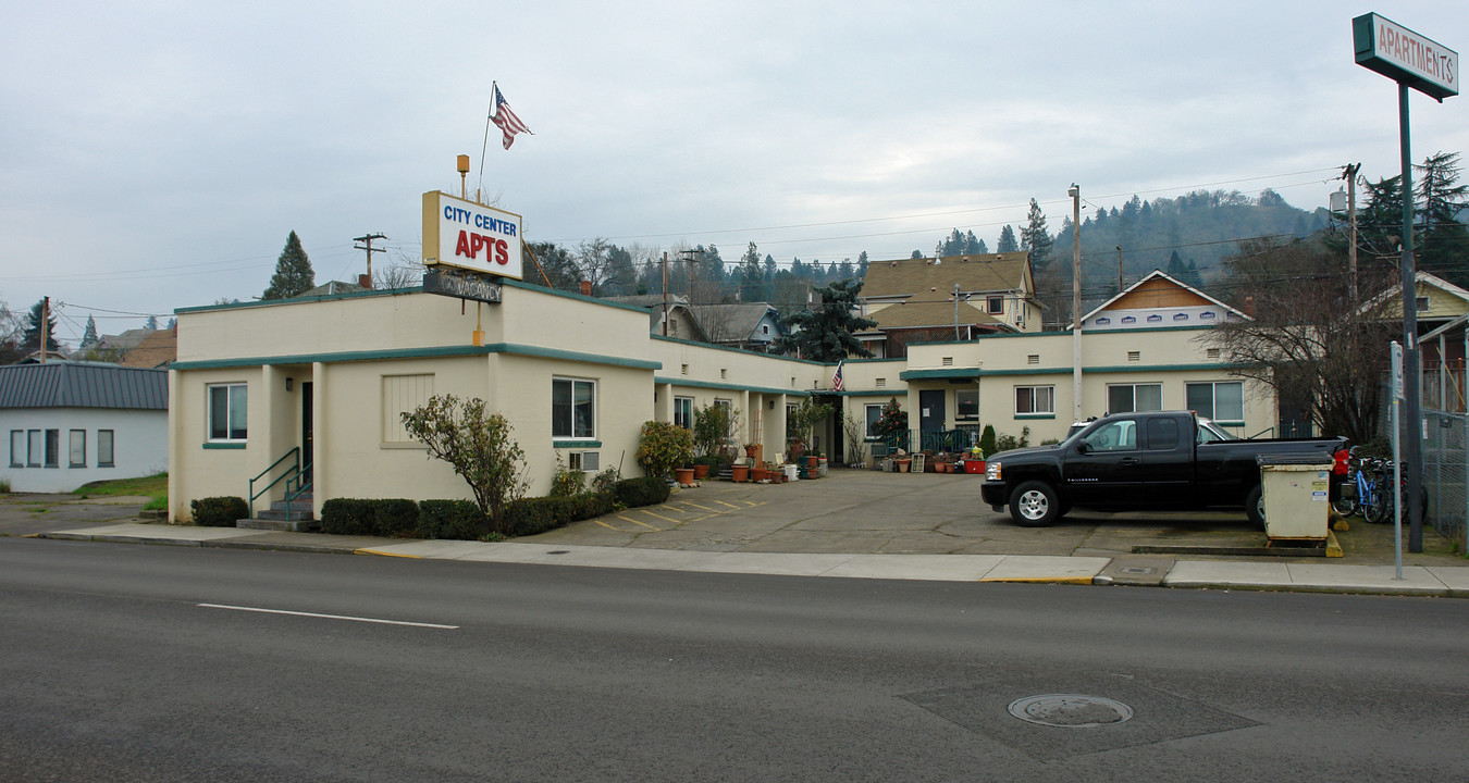 City Center Apartments in Roseburg, OR - Building Photo