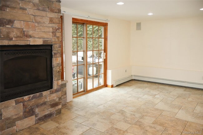 642 6th Ave W in East Northport, NY - Building Photo - Building Photo