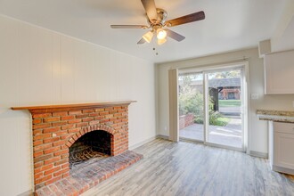 Applewood Crest Townhomes & Apartments in Lakewood, CO - Foto de edificio - Building Photo