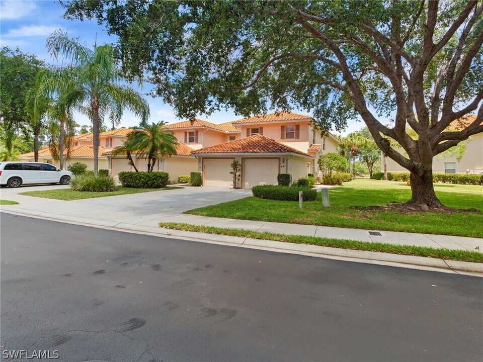 445 Robin Hood Cir in Naples, FL - Foto de edificio