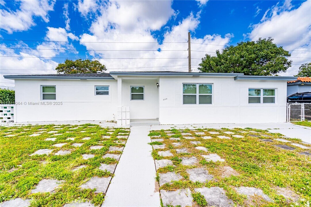 8330 NW 35th Pl in Miami, FL - Building Photo