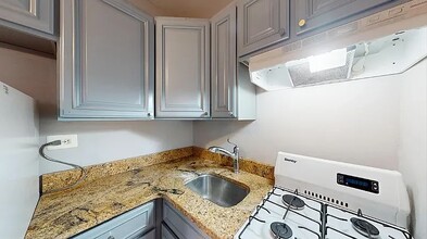340 E 58th St in New York, NY - Building Photo - Building Photo