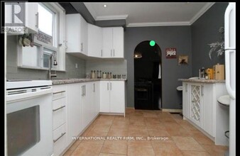 210 Belgravia Ave in Toronto, ON - Building Photo - Building Photo