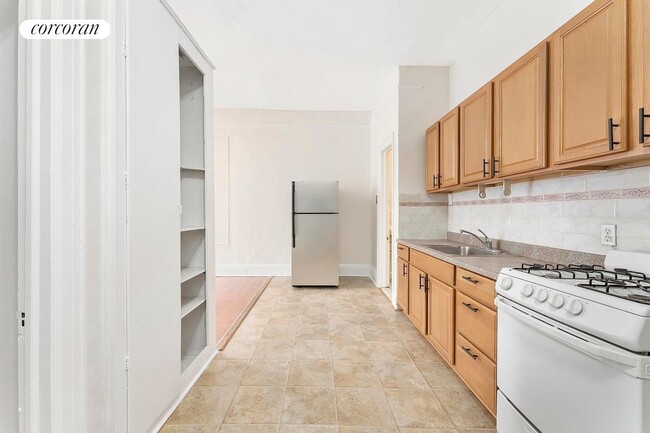 450 W 49th St in New York, NY - Building Photo - Building Photo